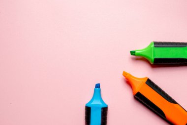 Pembe arka plana üç farklı renk işareti yerleştirilir. İşaretler yeşil, mavi ve turuncu. Yaratıcılık ve organizasyon kavramı, işaretler sırayla dizildiği için