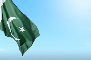Pakistan bayrağının dalgalandığı bir kutup. Pakistan 'ın Bağımsızlık Günü kavramı