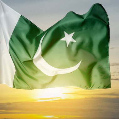 Pakistan bayrağının dalgalandığı bir kutup. Pakistan 'ın Bağımsızlık Günü kavramı