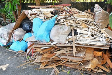 Yerde mavi bir çanta da dahil olmak üzere bir çöp ve enkaz yığını var. Olay yeri dağınık ve dağınık.