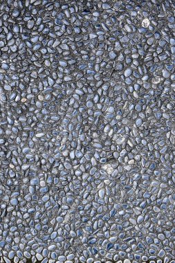 Kayalık bir yüzeyin siyah beyaz fotoğrafı. Fotoğrafta üzerinde bir sürü taş olan bir yol var.