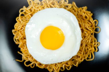 Üstünde yumurta olan bir tabak hazır şehriye.