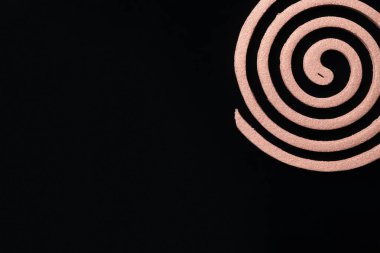 Siyah arka planda sivrisinek bobinleri. Sarmal çok geniş ve çok fazla detaya sahip.