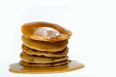 Üstünde şurup olan bir yığın krep. Krepler üst üste istiflenmiş ve şurup kenardan aşağı damlıyor. Hoşgörü ve rahatlık kavramı