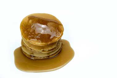 Üstünde şurup olan bir yığın krep. Krepler üst üste istiflenmiş ve şurup kenardan aşağı damlıyor. Hoşgörü ve rahatlık kavramı