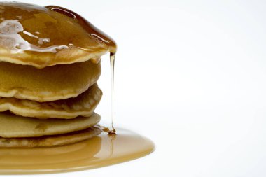 Üstünde şurup olan bir yığın krep. Krepler üst üste istiflenmiş ve şurup kenardan aşağı damlıyor. Hoşgörü ve rahatlık kavramı