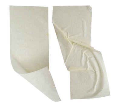 İki parça kağıt katlanmış ve buruşmuş. Kağıt beyaz ve pürüzlü bir dokusu var.