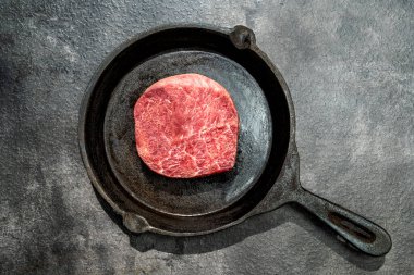 Bir parça fileto bir tavada tezgahın üzerinde duruyor.