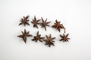 Kurumuş yıldız anason demetinin yakın çekimi. Baharat kahverengi ve ahşap bir dokusu var.