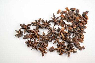 Kurumuş yıldız anason tohumları beyaz bir yüzeye yayılır. Nostalji ve zamanın geçişi kavramı. Kurumuş tohumlar artık taze ve canlı değil.