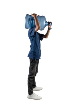 Omzunda bir su bidonunu tutan bir adam beyaz bir arka planda izole edilmiş.