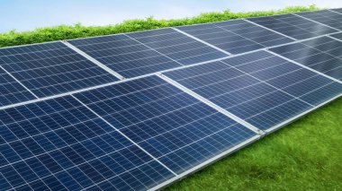 Bir sıra güneş paneli ya da aralarında yeşil çimenli bir alan bulunan güneş pilleri. Paneller mavi ve şebeke şeklinde düzenlenmiş. Fotovoltaik modül. Çevreyi kurtarmak için alternatif güç kaynağı