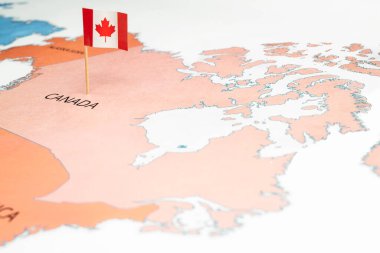 Üzerinde Kanada bayrağı olan bir Kanada haritası. Akçaağaç yaprağı, kırmızı ve beyaz renkli bayrak. Seyahat ve hükümet kavramı