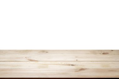 Tahta bir masa beyaz bir arkaplan üzerinde izole edilir. Masa boş ve doğal, kırsal bir havası var.