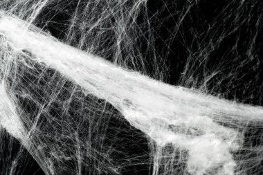 Ürkütücü örümcek ağı ağı ağı siyah bir arkaplanı kapladı. Soyut cadılar bayramı arkaplanı. Ürün için buraya bir maket ya da kopyalanma alanı koyabilirsiniz