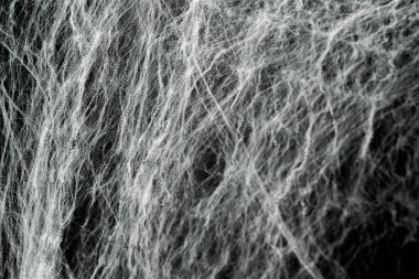 Ürkütücü örümcek ağı ağı ağı siyah bir arkaplanı kapladı. Soyut cadılar bayramı arkaplanı. Ürün için buraya bir maket ya da kopyalanma alanı koyabilirsiniz