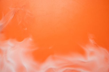 Ön planda beyaz duman olan parlak turuncu bir arka plan. Dramatik duman ya da sis etkisi. Modelleme. Uzayı kopyala Cadılar Bayramı arkaplanı veya duvar kağıdı