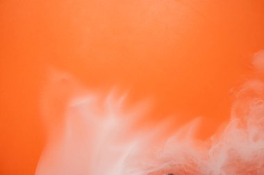 Ön planda beyaz duman olan parlak turuncu bir arka plan. Dramatik duman ya da sis etkisi. Modelleme. Uzayı kopyala Cadılar Bayramı arkaplanı veya duvar kağıdı