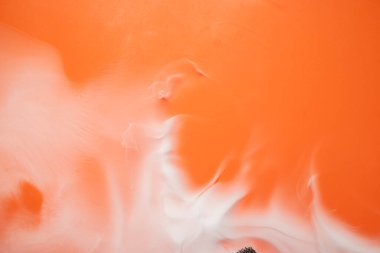 Ön planda beyaz duman olan parlak turuncu bir arka plan. Dramatik duman ya da sis etkisi. Modelleme. Uzayı kopyala Cadılar Bayramı arkaplanı veya duvar kağıdı