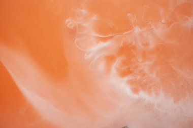 Ön planda beyaz duman olan parlak turuncu bir arka plan. Dramatik duman ya da sis etkisi. Modelleme. Uzayı kopyala Cadılar Bayramı arkaplanı veya duvar kağıdı