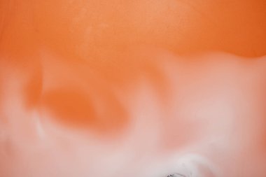 Ön planda beyaz duman olan parlak turuncu bir arka plan. Dramatik duman ya da sis etkisi. Modelleme. Uzayı kopyala Cadılar Bayramı arkaplanı veya duvar kağıdı