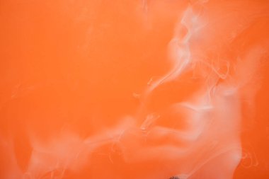 Ön planda beyaz duman olan parlak turuncu bir arka plan. Dramatik duman ya da sis etkisi. Modelleme. Uzayı kopyala Cadılar Bayramı arkaplanı veya duvar kağıdı