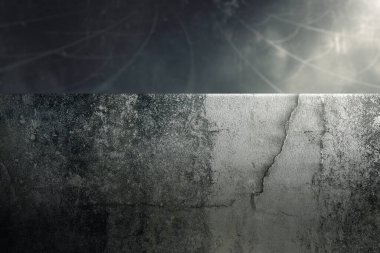 Karanlık odada ürkütücü örümcek ağıyla dolu gri bir duvar var. Sahne biraz korkutucu ve gizemli. Modelleme. Uzayı kopyala Duvar kağıdı veya soyut Cadılar Bayramı arkaplanı