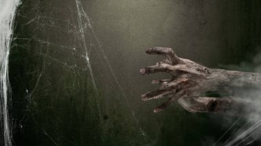 Arka planda örümcek ağı olan karanlık bir odada kanlı yara izi olan zombi elleri. Şeytan, şeytan, şeytan ya da canavar eli gibi görünen el. Ürkütücü Cadılar Bayramı konsepti