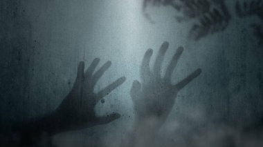 Karanlık arka planda zombi elleri var. Şeytan, şeytan, şeytan ya da canavar eli gibi görünen el. Ürkütücü Cadılar Bayramı konsepti