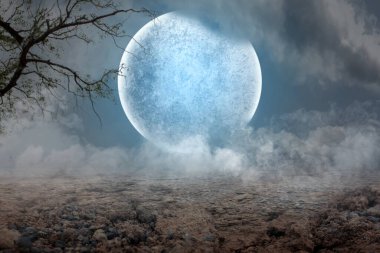 Çorak arazinin üzerindeki gökyüzünde büyük bir dolunay. Sahne karanlık ve esrarengiz, ay korkunç bir ışık saçıyor. Dramatik duman ya da sis etkisi. Modelleme. Uzayı kopyala Duvar kağıdı veya Cadılar Bayramı arkaplanı