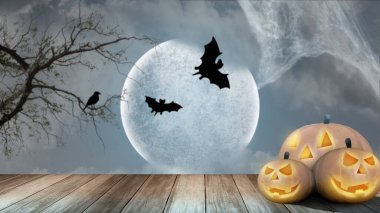 Dolunayın üzerinde, güvertede Jack O feneriyle gece gökyüzünde uçan iki yarasa. Sahne gizemli ve korkutucu. Cadılar Bayramı dekorasyon konsepti. Duvar kağıdı veya cadılar bayramı arkaplanı