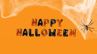 Balon sırası, renkli arkaplanda örümcek ağları olan Cadılar Bayramı 'nız kutlu olsun diyor. Mutlu Cadılar Bayramı konsepti