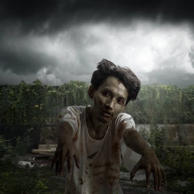 Kanlı yarası olan bir zombi ay ışığında ayakta duruyor. Manzara korkutucu ve ürkütücü. Ürkütücü Cadılar Bayramı konsepti