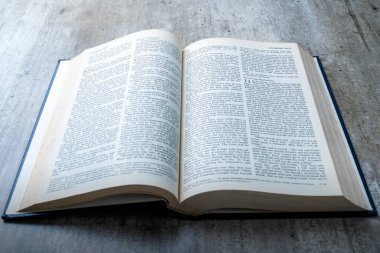 Kutsal İncil 'in mavi kitabını açtım. Tahta bir masanın üzerinde duruyor. Dindar Hıristiyan bayramı. Tanrı 'ya olan inancın sembolü. Barış ve umut için maneviyat ve dini kavramsallaştır