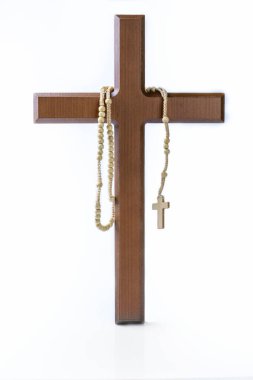 Ahşap haç ve beyaz arka planda izole edilmiş tespih boncukları. Hıristiyan geçmişi, ibadet, kilise, semboller, dua kavramı