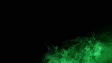 Yeşil dumanlı ve buharlı siyah bir arka plan. Duman kalın ve karanlık, ve yerden buhar yükseliyor. Dramatik duman ya da sis etkisi. Modelleme. Uzayı kopyala Duvar kağıdı veya Cadılar Bayramı arkaplanı