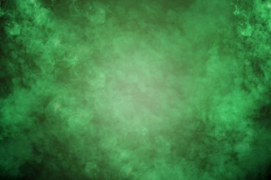 Duman ve buharla dolu yeşil bir arka plan. Duman kalın ve karanlık, ve yerden buhar yükseliyor. Dramatik duman ya da sis etkisi. Modelleme. Uzayı kopyala Duvar kağıdı veya Cadılar Bayramı arkaplanı