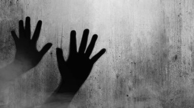 Karanlık arka planda zombi elleri var. Şeytan, şeytan, şeytan ya da canavar eli gibi görünen el. Ürkütücü Cadılar Bayramı konsepti