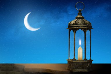 Gece gökyüzünde yanan mum ve hilal ile süslenmiş Arap feneri. Müslüman bayramı madalyası. Ramazan Kareem, Kurban Bayramı, Kurban Bayramı El Fitr, Mübarek selamlar.
