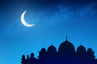 Hilal aylı bir caminin silueti gece gökyüzünde parlıyor. Yıldızlar gökyüzüne dağıldı. İslam dini, Ramazan kareemi veya Kurban Bayramı geçmişi