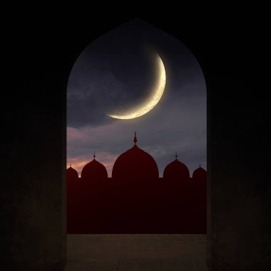 Caminin arka kapısında caminin silueti ve parlayan hilal ışığı var. İslam dini, Ramazan kareemi veya Kurban Bayramı geçmişi