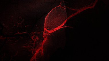Kırmızı lekeli, çatlaklı ve delikli siyah beton duvarın yüzeyi. Beton duvarın soyut deseni. Model yap. Uzayı kopyala Duvar desenli arkaplan