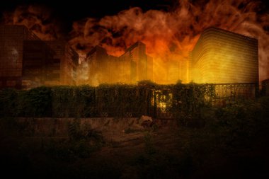 Yangınlarla dolu bir yıkım şehri ve çarpıcı bir gökyüzü. Ateş turuncu ve sarıdır ve binaları sarıp yakar. Terk edilmiş ve yıkılmış binalar. Apocalypse arka planı