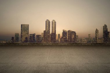Modern gökdelenler ve günbatımı manzaralı geleceksel mimari manzaralı boş çatı balkonu. Model ya da şablon. kopyalama alanı. Şehir manzaraları arka planı