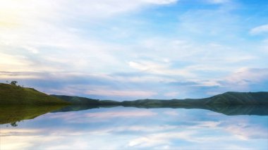 Tepeli göller, mavi gökyüzü ve arka planda bulutlar. Gökyüzü açık ve bulutlar kabarık. Ufuk gökyüzü manzarası ve gökyüzü arkaplanı