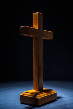 Din Hristiyanlığı, arka planı aydınlık olan bir haç. İnancın ve Tanrı 'ya tapmanın sembolü. Dini Hristiyan hizmeti, bayram veya konsept