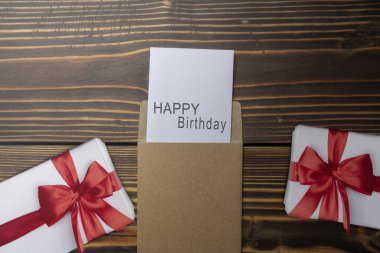 Zarfın üst görüntüsü ve üzerinde 