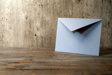 Beyaz zarf ve kartpostal ahşap masada. Model, boş şablon, kopyalama alanı. Selamlama veya davet kartı