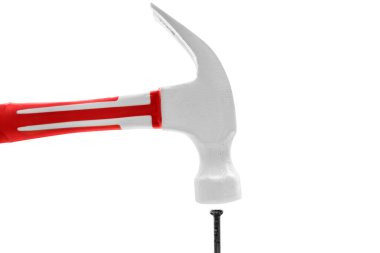 Yakın çekiç görüntüsü beyaz arka planda izole edilmiş bir çiviye çarpıyor. İnşaat ve marangozluk konsepti