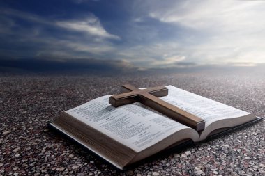 Din haçı ve İncil 'in açık kitabı. İnancın ve Tanrı 'ya tapmanın sembolü. Dini Hristiyan hizmeti, bayram veya konsept